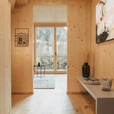 Collis Hill & Apartman *